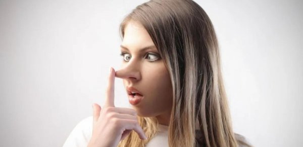 Qarşınızdakı insanın yalan danışdığını necə bilmək olar? - Bədən dilinin gizli işarələri