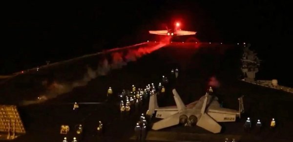 ABŞ HDQ İran yaxınlığında döyüş qruplaşmalarını sayını artırıb