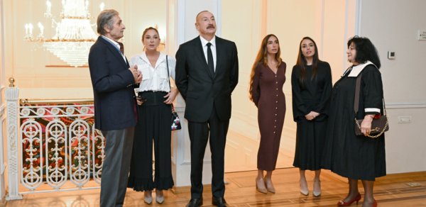 Prezident və ailə üzvləri sərgi ilə tanış oldu - FOTOLAR