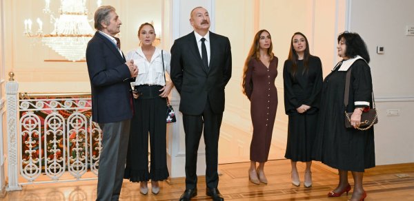 Prezident və ailə üzvləri sərgi ilə tanış oldu - FOTOLAR