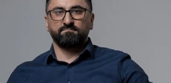 Böhran əvvəlcə pıçıldayır, sonra qışqırır