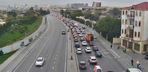 Bakının bir sıra yollarında nəqliyyatın sıxlığı yaranıb