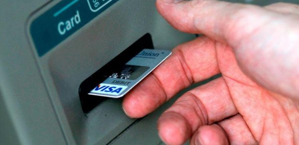 Bank kartında pul saxlamaq təhlükəlidirmi? - Ekspert riskləri açıqladı