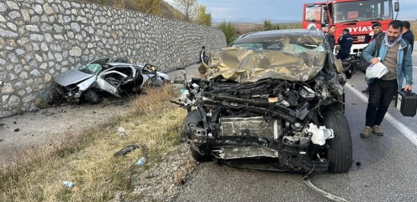 Türkiyədə iki avtomobil toqquşub, ölən və yaralananlar var