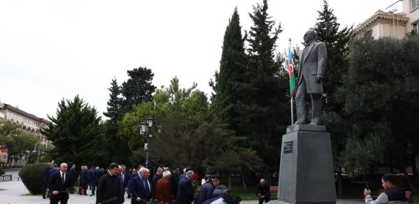 Milli Məclisin deputatları Atatürkün Bakıdakı abidəsini ziyarət ediblər