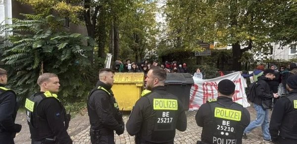 Berlində fəallar daha bir ali məktəbin girişini bağlayıblar