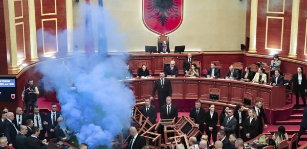 Fişənglər yandırıldı, parlament tüstüyə büründü: Albaniyada gərgin anlar