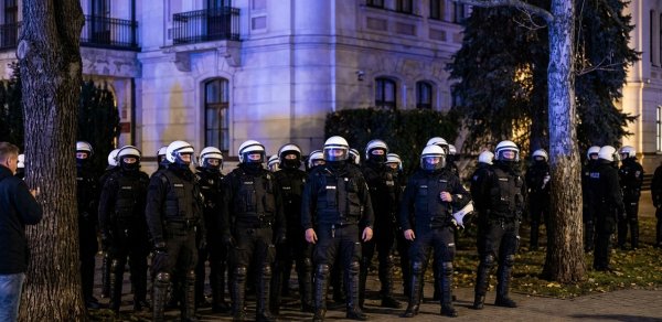 Baş nazir polis alayını məhkəməyə yeritdi, Prezident təcili geri qayıtdı