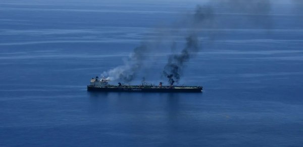 UKMTO: İranın Lavan adası yaxınlığında gəmi naməlum mərmi ilə vurulub
