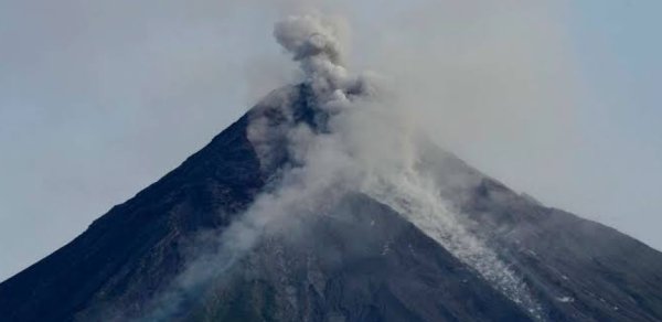 Mayon vulkanı püskürdü