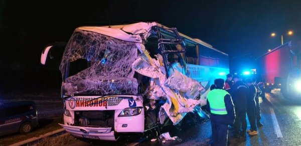 Bolqarıstandan İstanbula turist aparan avtobus TIR-a çırpılıb, yaralananlar var