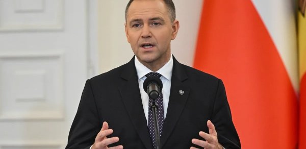 Navrotski: Polşada Konstitusiya Məhkəməsi zorla ələ keçirilib