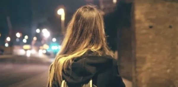 Sumqayıtda məktəbli qızı sevgilisi küçədə döydü