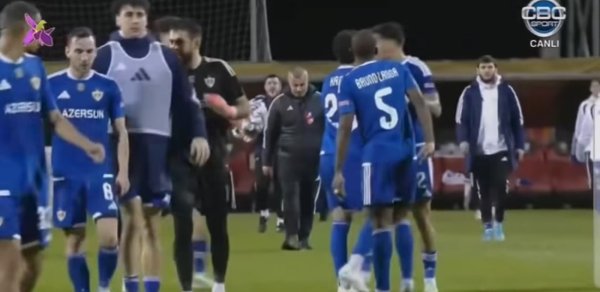 "Qarabağ"da gərgin anlar: Qurban Qurbanov iki futbolçunu oyundan çıxardı - Video