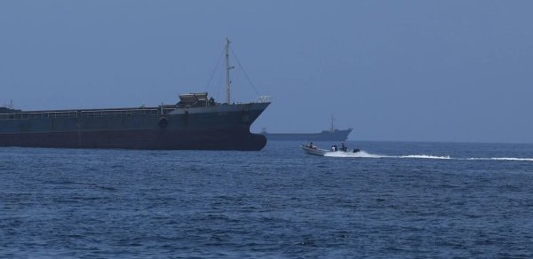 SEPAH: Hörmüz boğazında neft tankeri minaya düşüb