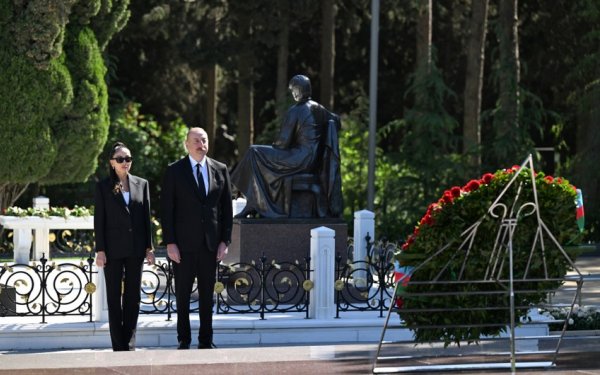 Prezident və birinci xanım Fəxri xiyabanda Ulu Öndərin məzarını ziyarət ediblər