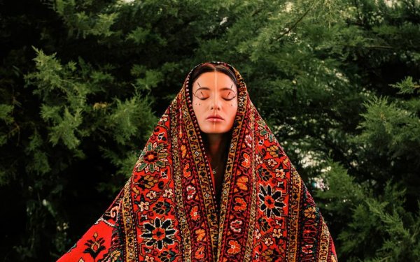 Dilarə Kazımova xalçaya büründü