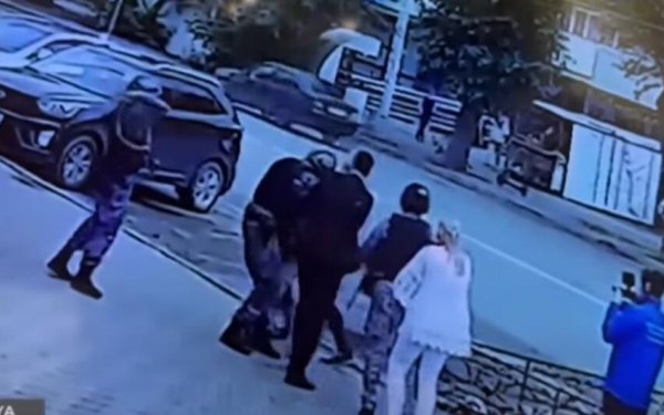 Sverdlovskda daha bir zorakılıq: Bu dəfə qadını döydülər - Video
