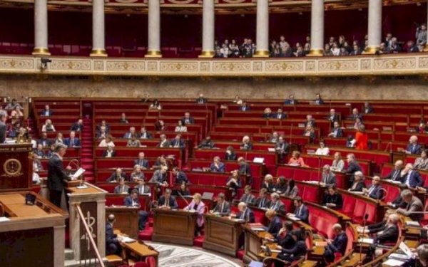 Fransa Milli Assambleyasının üç deputatı istefa verib