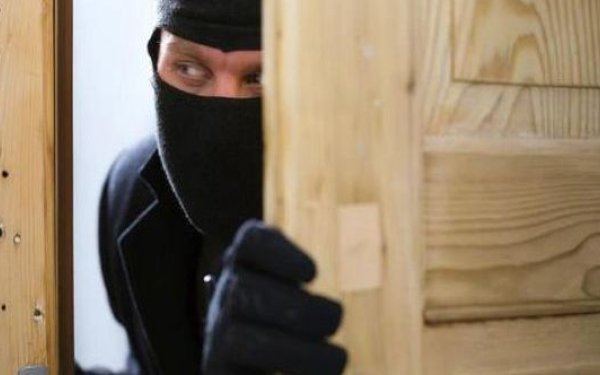 Çalışdıqları şirkətdən oğurluq edənləri polis saxladı