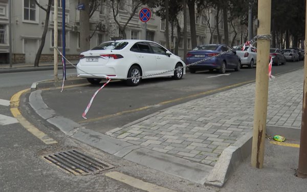 Bakıda avtomobil dayanacağı qanunsuz şəkildə BAĞLANIR - VİDEO 