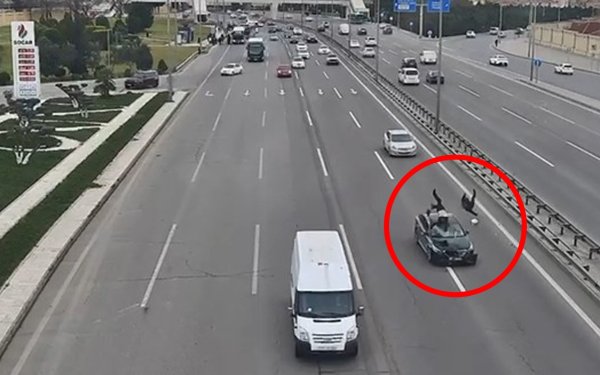 Aeroport yolunda 2 piyadanı maşın vurdu - VİDEO