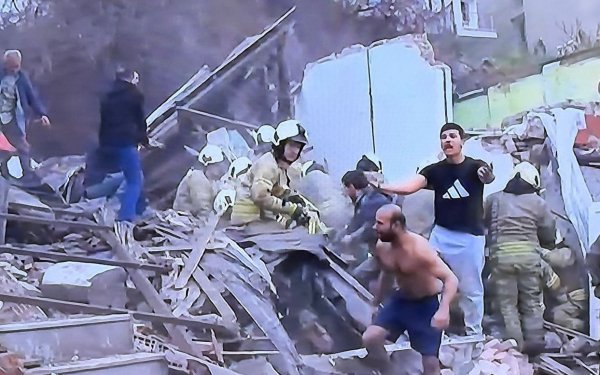 İstanbulda yaşayış binası uçdu - yaralılar var 