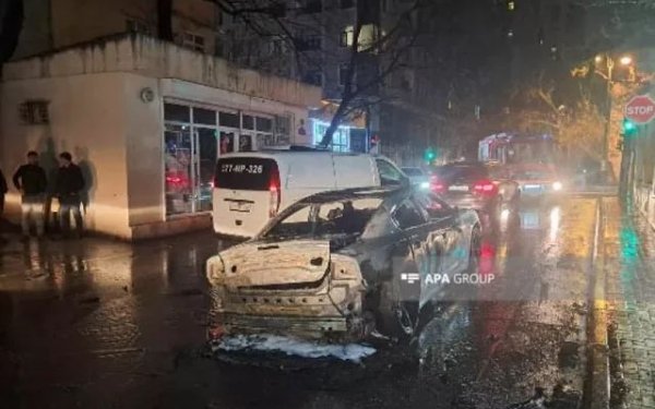 Hərbi Prokurorluğun qarşısında maşın yandı - FOTO