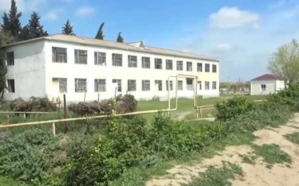 Biləsuvarda məktəblərin birləşdirilməsi ciddi narazılıq yaratdı - VİDEO