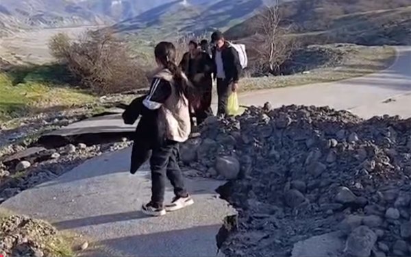 Həmin ərazidə sürüşmə daha da genişləndi - “Yola görə ərzaq qıtlığıdır”-Video
