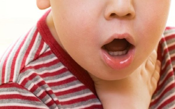 Boğazında qida qalan 2 yaşlı uşaq öldü