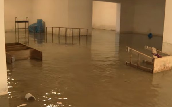 Şəhid ailələri üçün tikilən binaların zirzəmisini su basdı - 18 gündür çəkilmir - Video