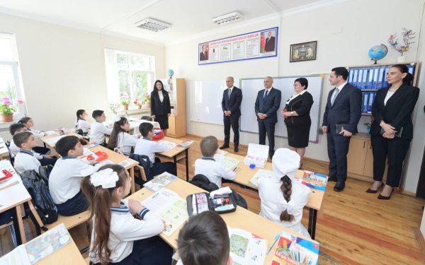 Emin Əmrullayev Qusarda məktəbdə tədris prosesi ilə tanış olub