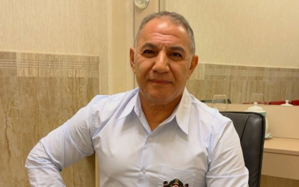 Ədalət Şükürov müğənnilərə səsləndi: "Kitab oxuyun"