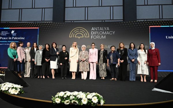 Mehriban Əliyeva Antalya Diplomatiya Forumu çərçivəsində paneldə iştirak edib - FOTO