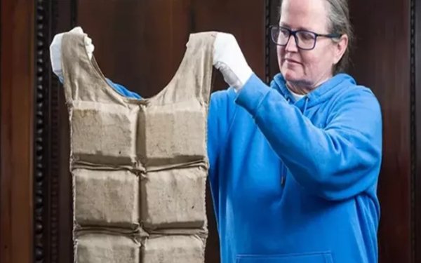 “Titanik” sərnişininin xilasedici jileti 715 min dollara satıldı