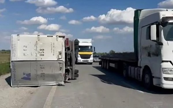 Kürdəmirdə minik avtomobili ilə yük maşını toqquşub, xəsarət alan var