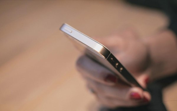 Fransada liseylərdə mobil telefon qadağası genişləndirilir