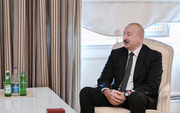Prezident otağındakı heykəldən danışdı - FOTO