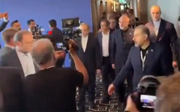 İran heyəti ABŞ nümayəndələri ilə şəkil çəkdirməkdən imtina etdi - Video