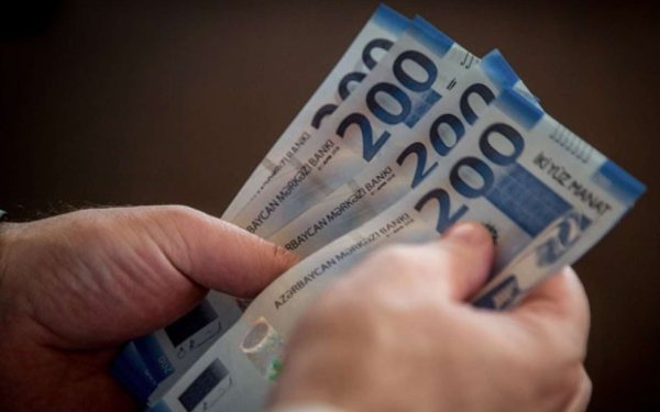 Azərbaycanda bu şəxslər iki min manatdan çox maaş alır