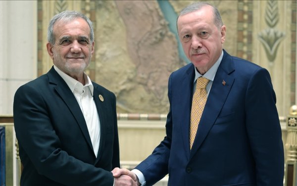 Pezeşkian Ərdoğanla regional məsələləri müzakirə etdi