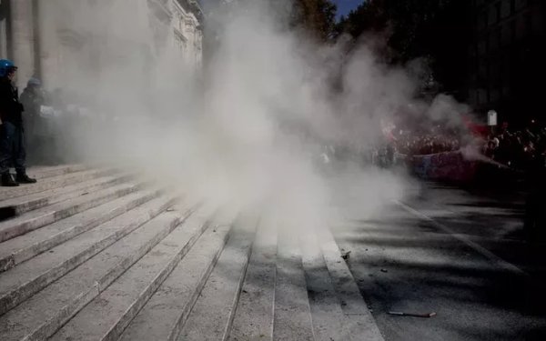 Məktəblilər Təhsil Nazirliyinin binasına fişənglərlə hücum etdi