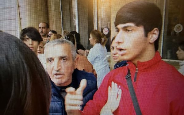 Jurnalisti döyən şagird iki il sinifdə qalıbmış - Direktor hara baxırmış?