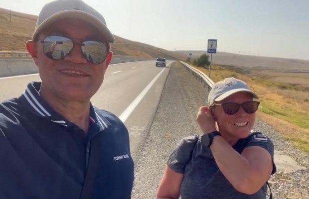 Deputat turistlə birlikdə Qobustandan Bakıya piyada gəlir - VİDEO