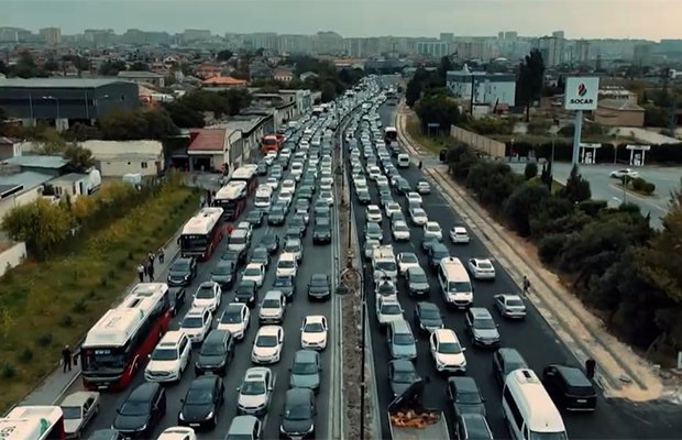 Avtomobillərin qanunsuz saxlanması, səkilərin zəbt olunması - Bakıda tıxac problemi niyə bitmir?