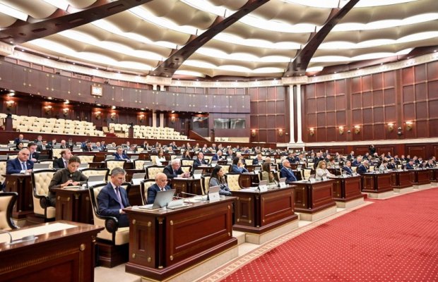 “Qız məni istəmir, elçiliyə siz gedin” - Deputatlar ən qeyri-adi seçici müraciətlərindən danışdılar