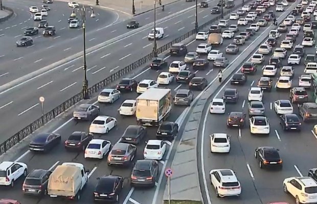 Deputat da Milli Məclisin iclasına gecikdi - Tıxacların qarşısını niyə ala bilmirik?