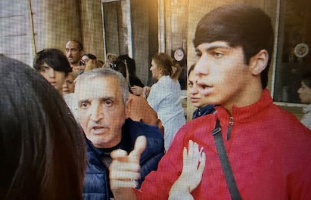 Jurnalisti döyən şagird iki il sinifdə qalıbmış - Direktor hara baxırmış?