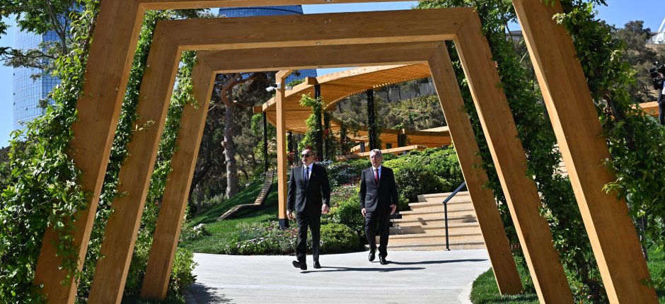 İlham Əliyev Bakıda yeni salınmış “Çəmbərəkənd” parkında yaradılan şəraitlə tanış oldu - FOTOLAR